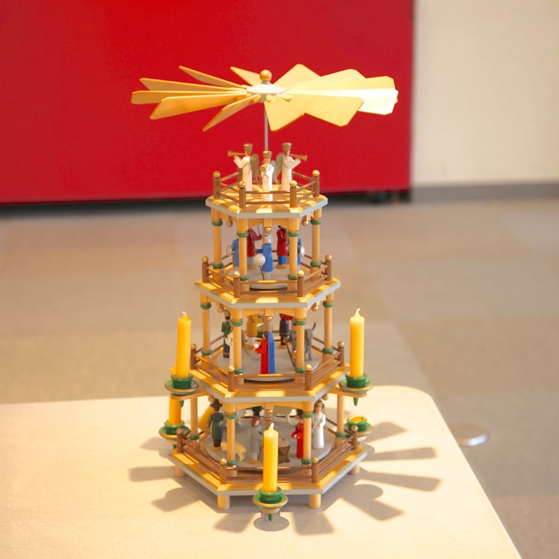 クリスマスピラミッド 「キリスト生誕/木目4段カラー」 | ミュージアム